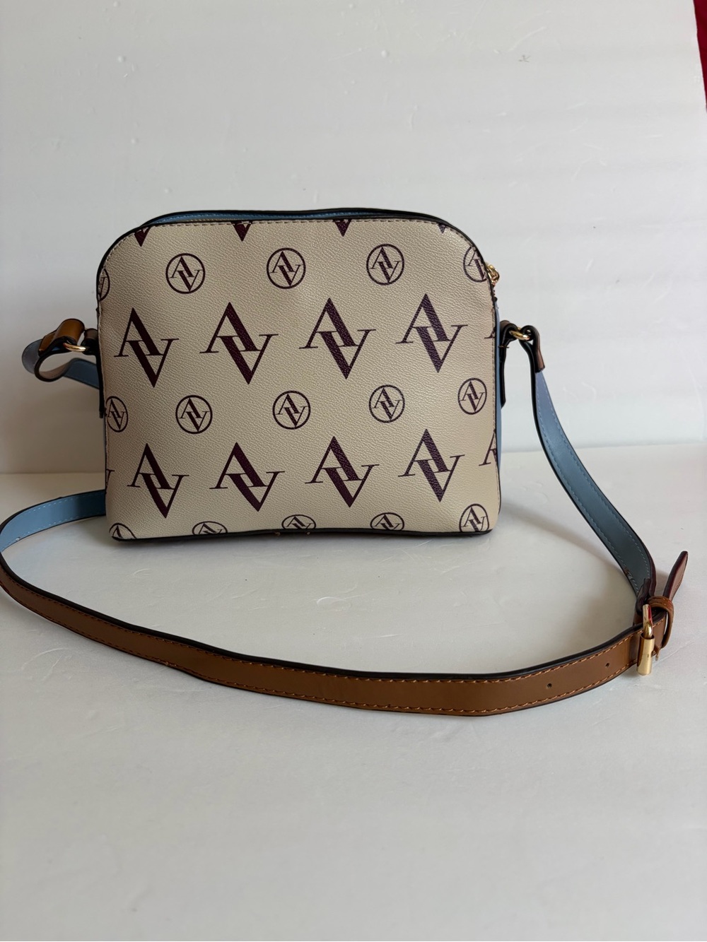 Adrienne Vittadini Cream Crossbody with Blue and Tan Trim - Picture 4 of 10